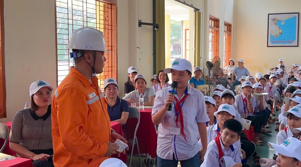 Lan toả những bài học về tiết kiệm điện từ sân trường
